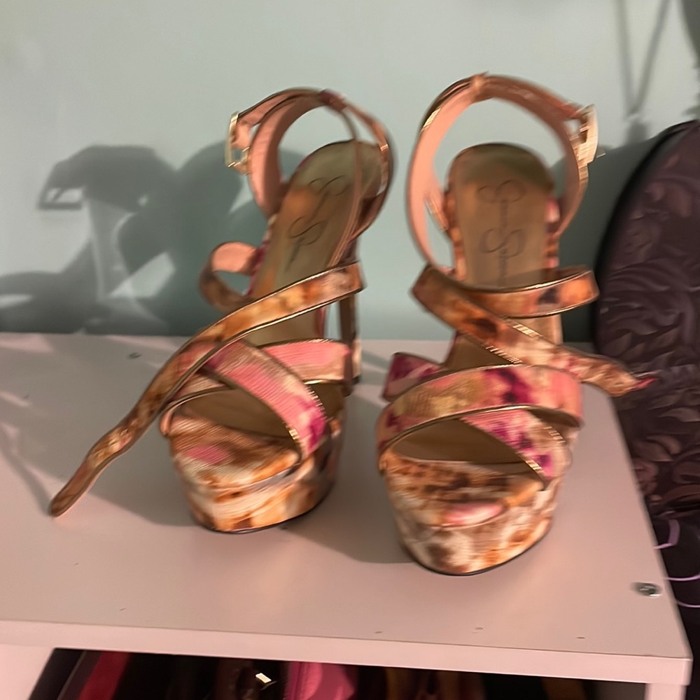 Crisscross sandal heel